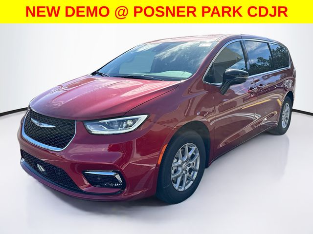 2026 Chrysler Pacifica Select's photo