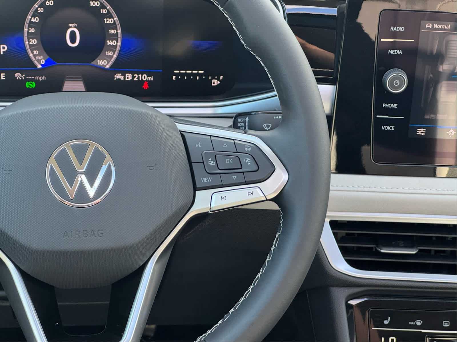 2025 Volkswagen Taos SE photo 33