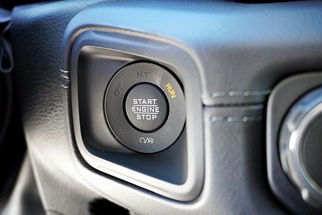 New 2025 Bright White Clear-Coat Exterior Paint Jeep Mojave image 36