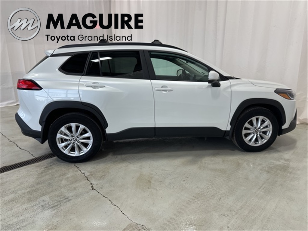 2022 Toyota Corolla Cross LE photo 2