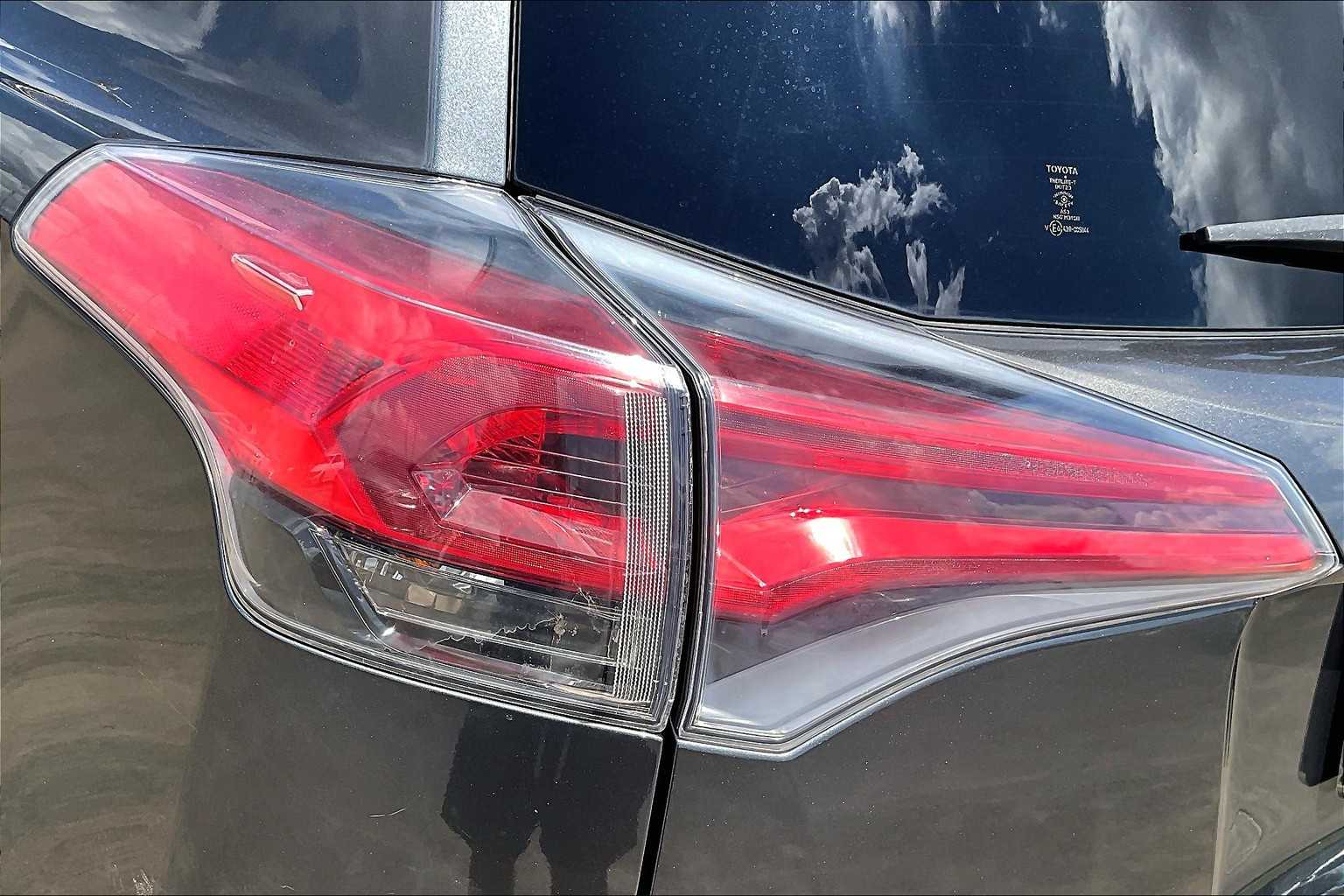 2017 Toyota RAV4 XLE photo 27
