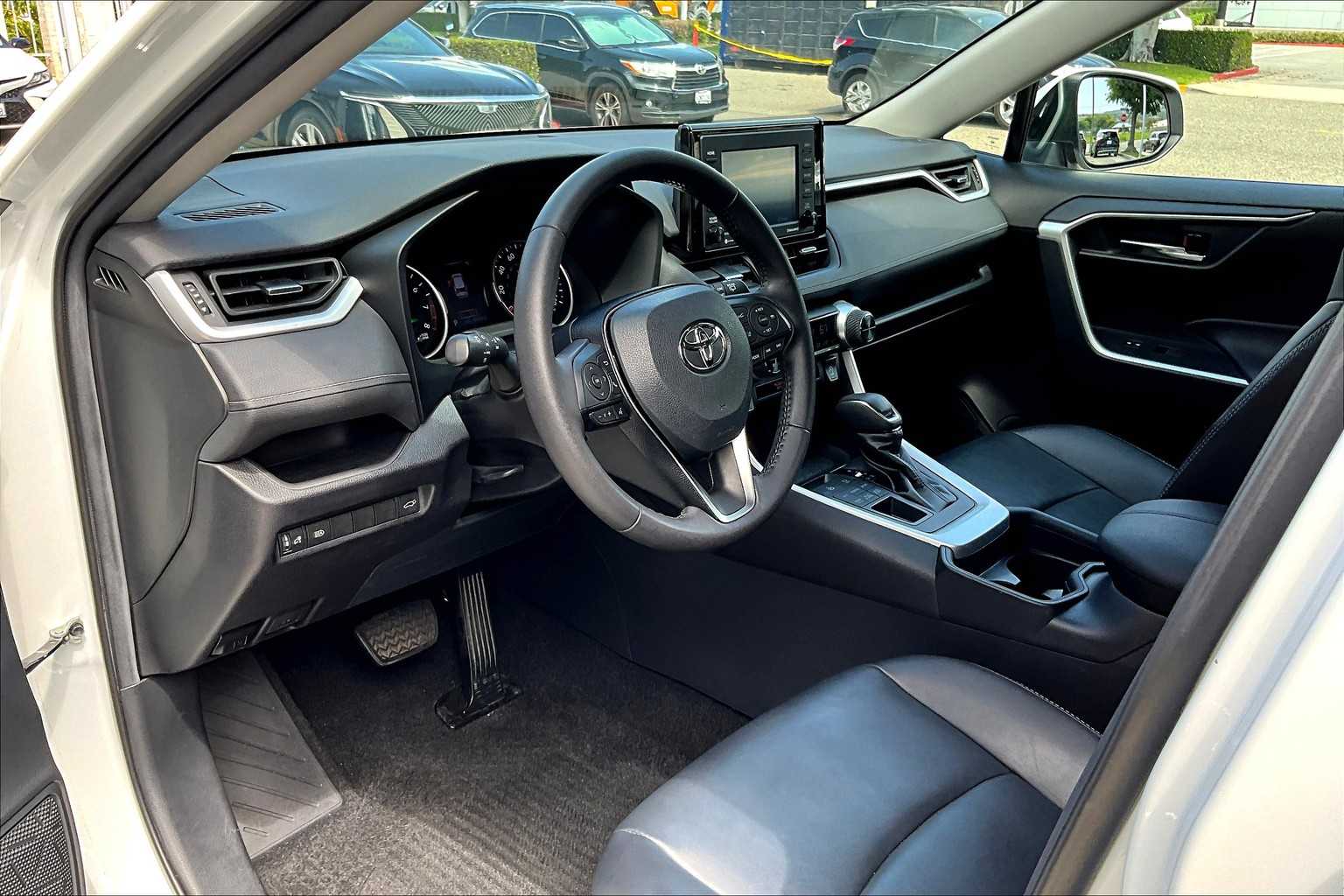 2021 Toyota RAV4 XLE Premium photo 16
