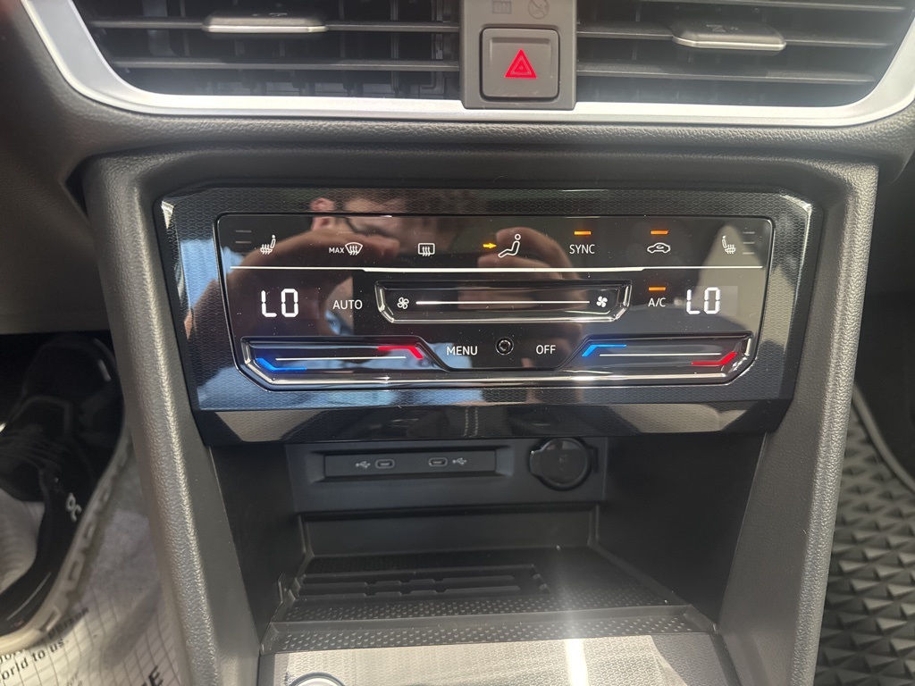 2025 Volkswagen Taos SE photo 16