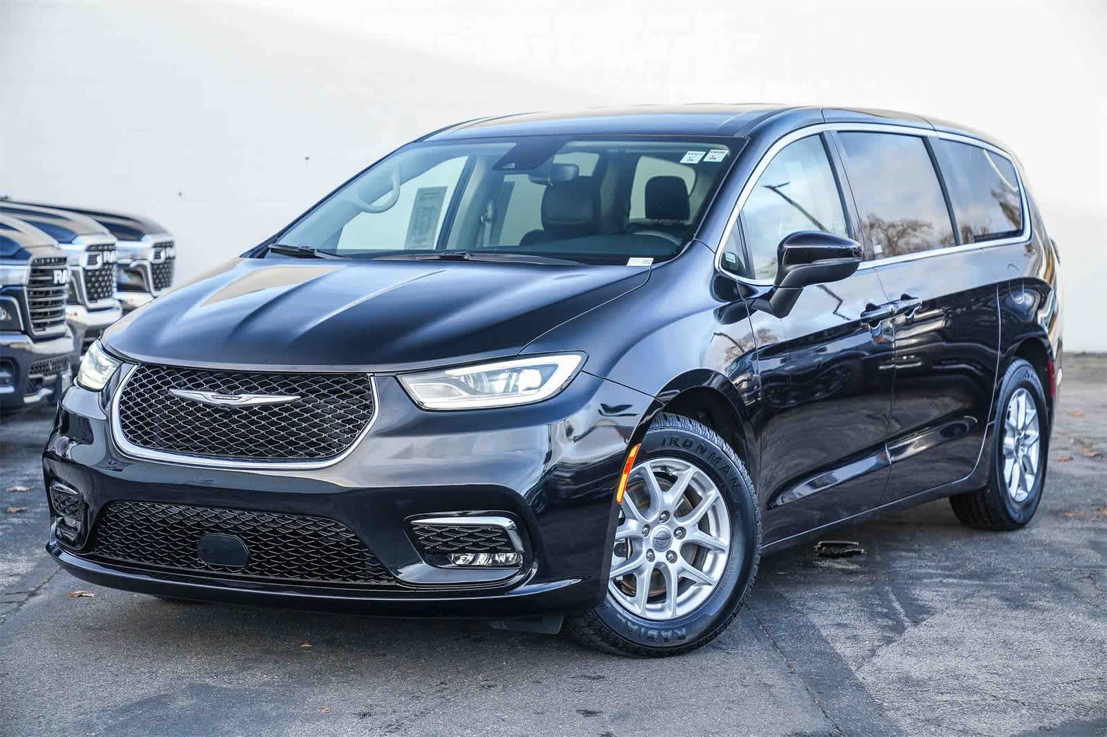 2023 Chrysler Pacifica Touring L's photo