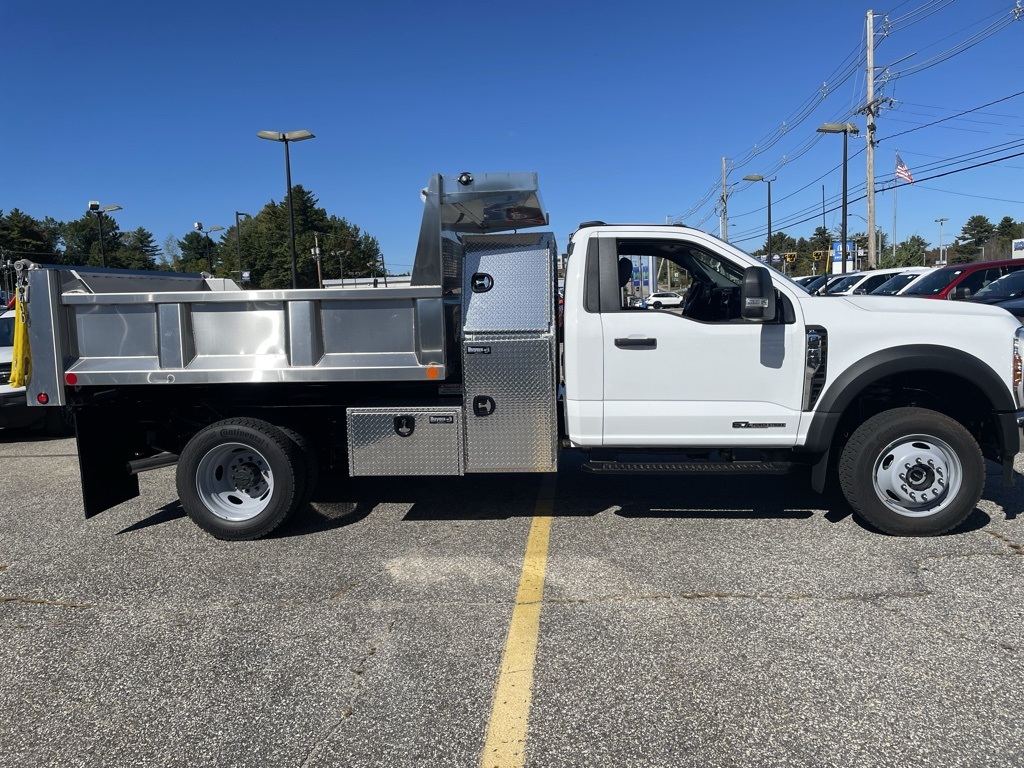 2025 Ford F-550 photo 2