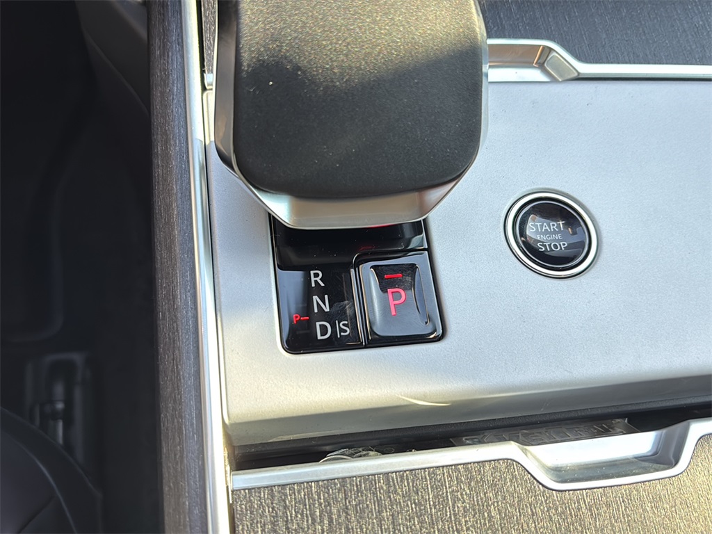 2025 Land Rover Range Rover SE photo 19
