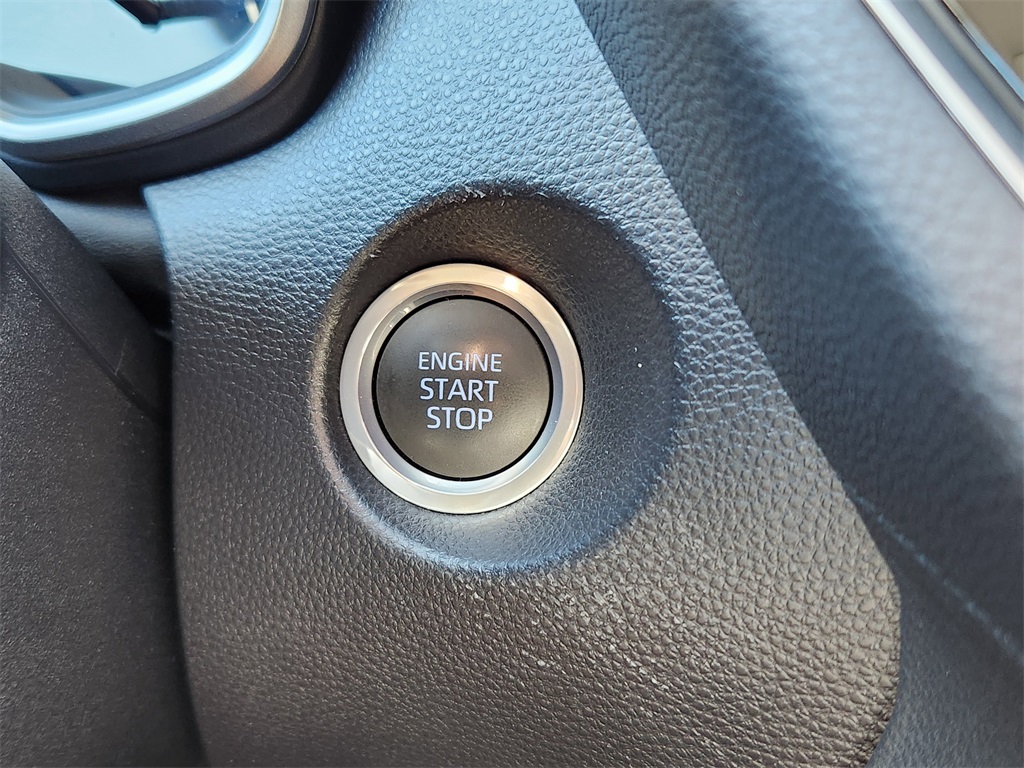 2022 Toyota Corolla Cross XLE photo 26