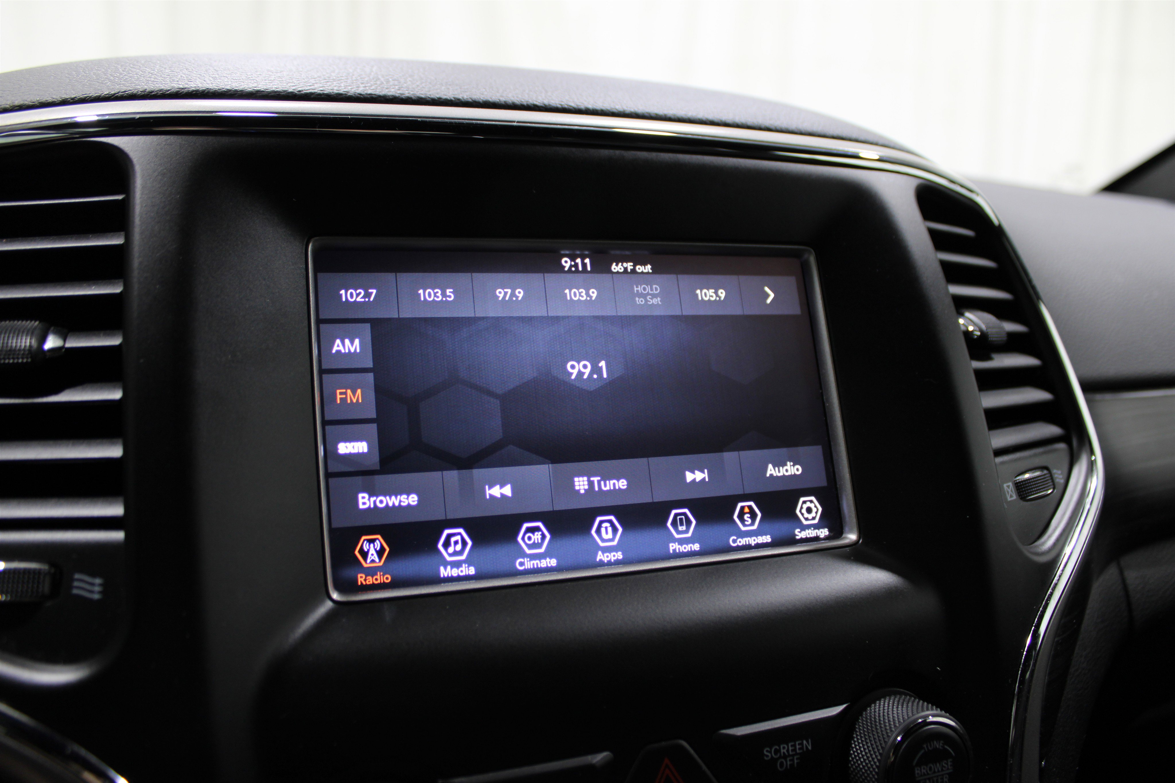 2019 Jeep Grand Cherokee Laredo E photo 11
