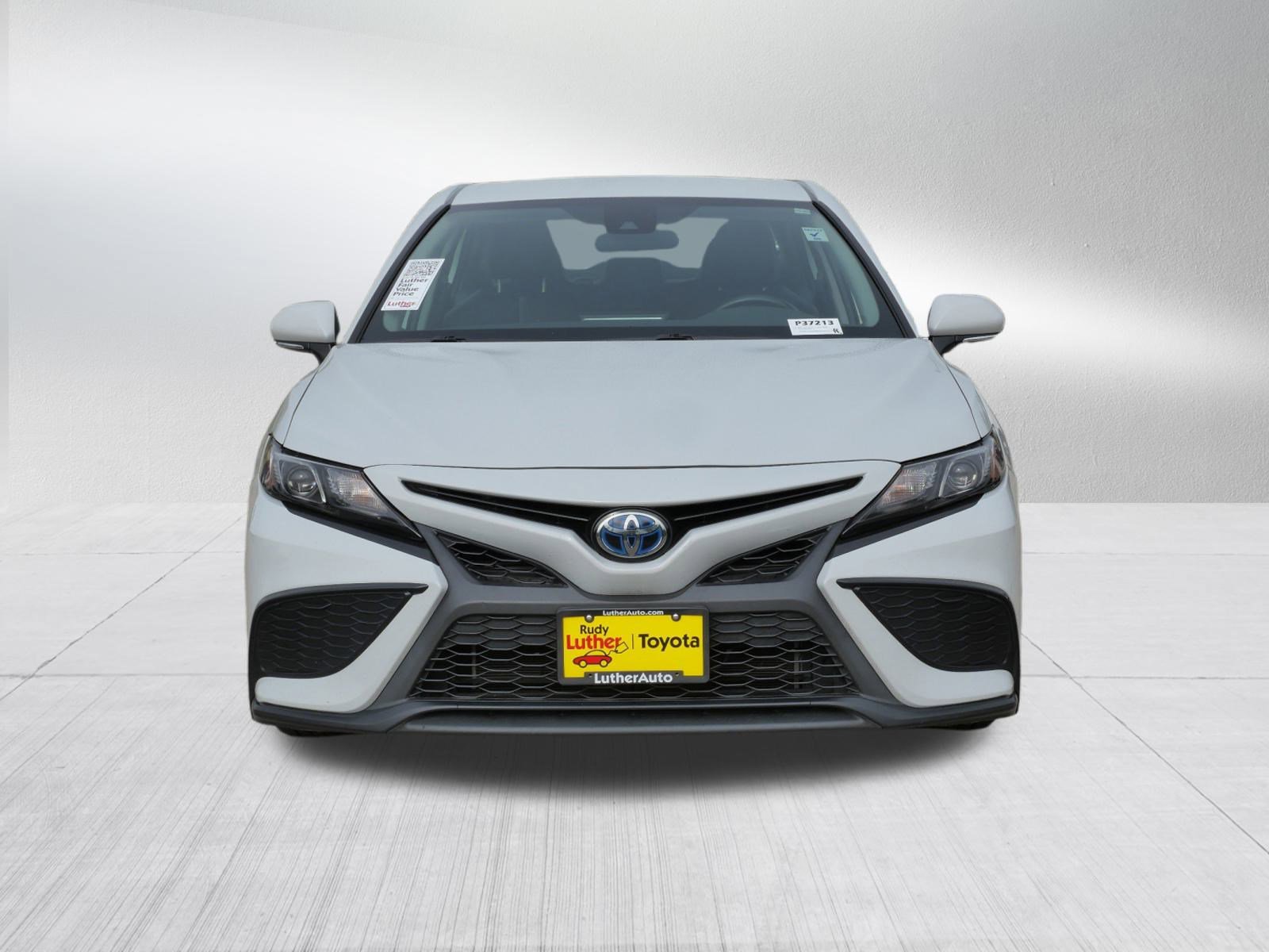 2022 Toyota Camry Hybrid SE photo 2