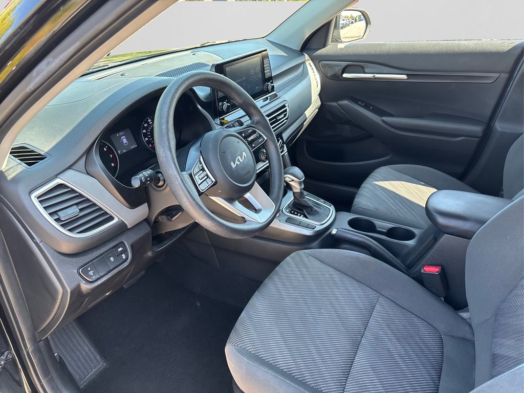 2023 Kia Seltos LX photo 9