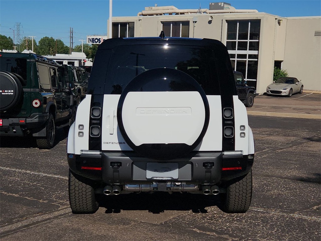2025 Land Rover Defender 110 V8 photo 11