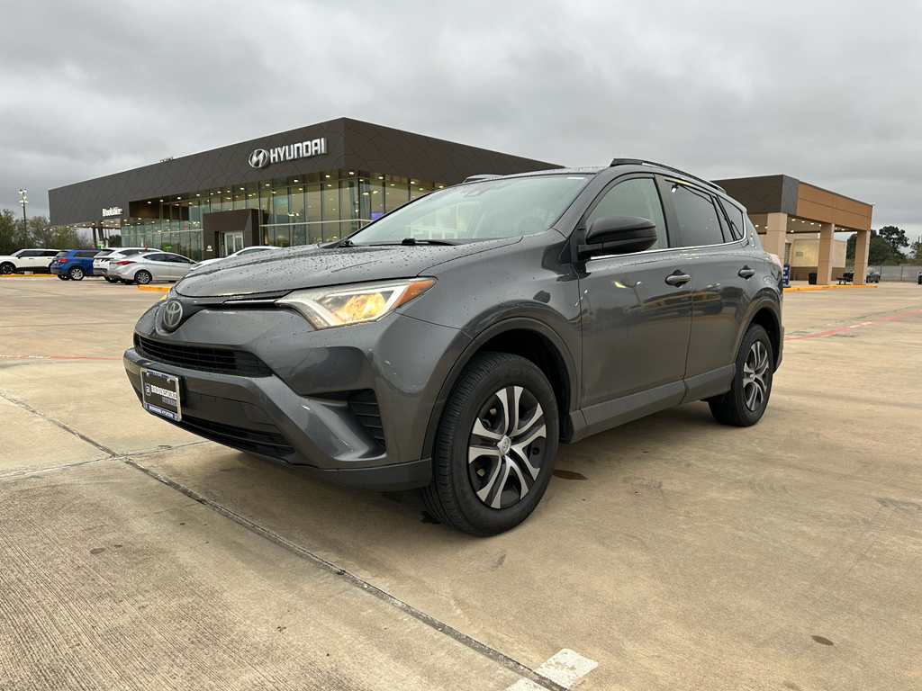 2017 Toyota RAV4 LE's photo
