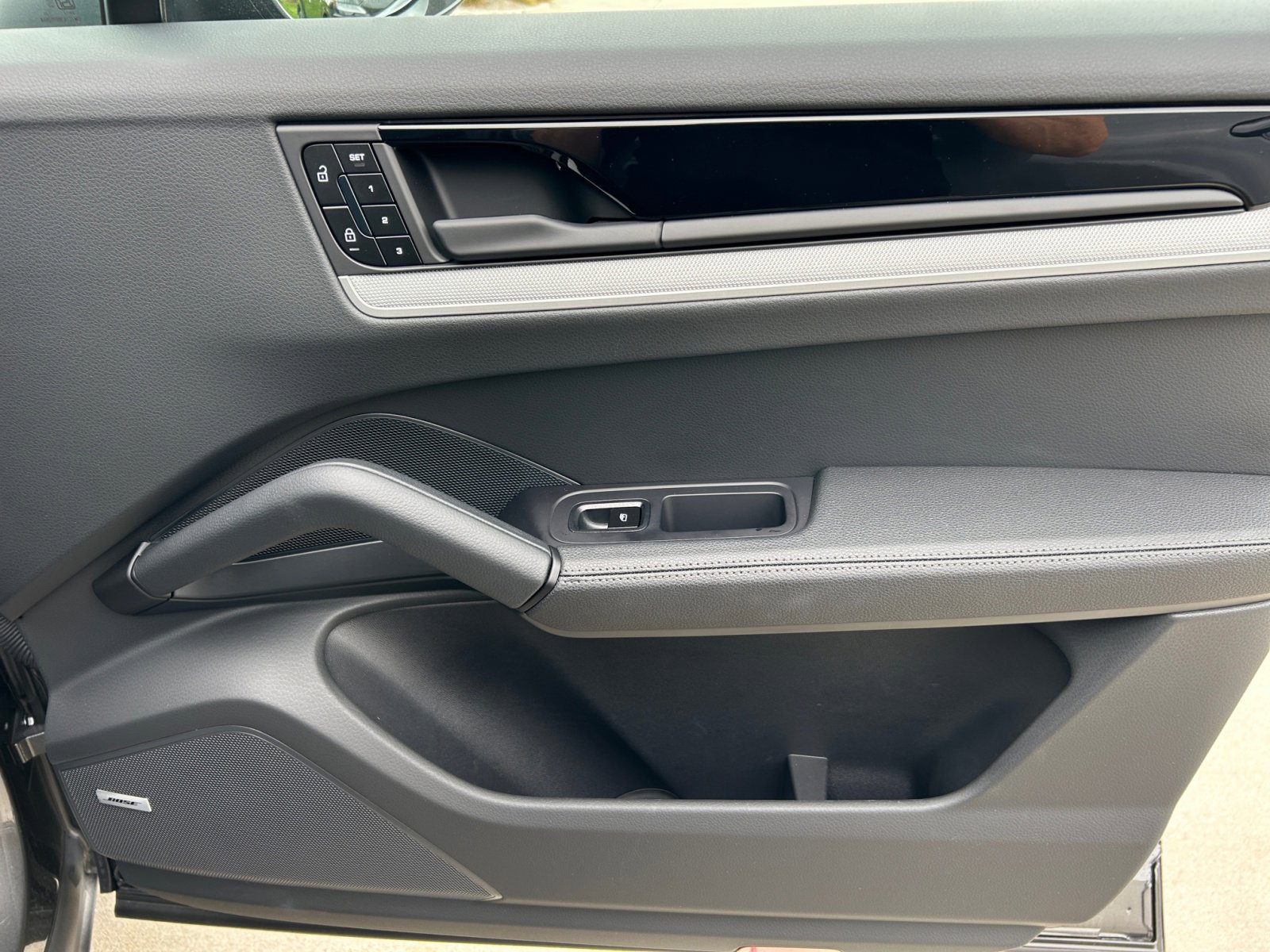 2025 Porsche Cayenne Coupe Base photo 17