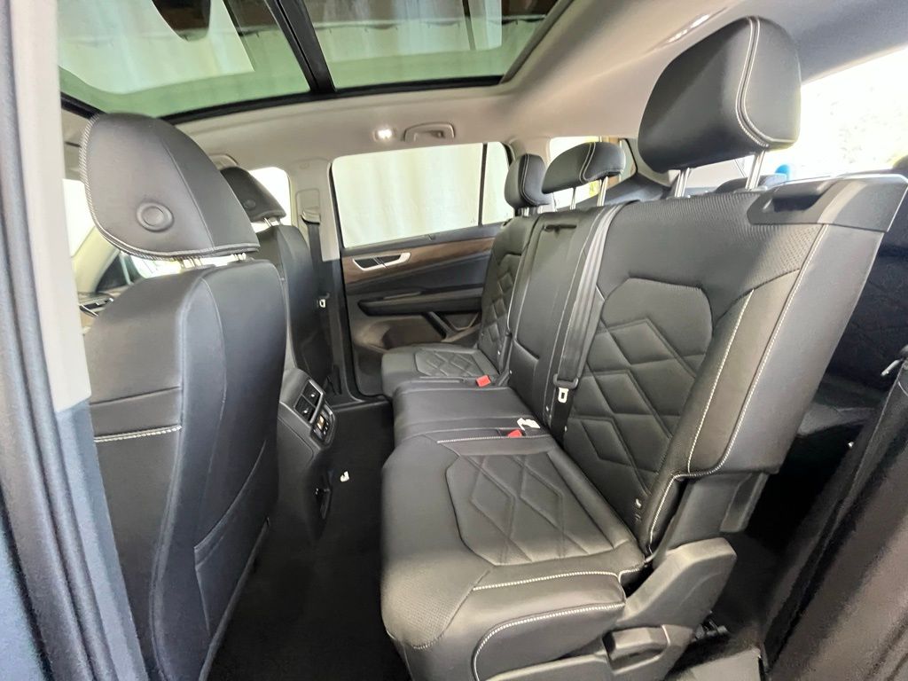 2025 Volkswagen Atlas SE Technology photo 22