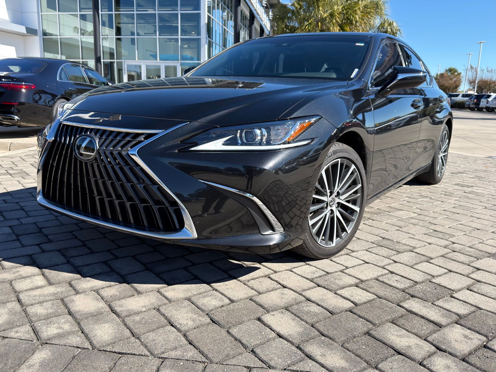 2024 Lexus ES Hybrid 300h's photo