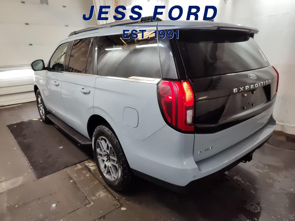 2025 Ford Expedition photo 2