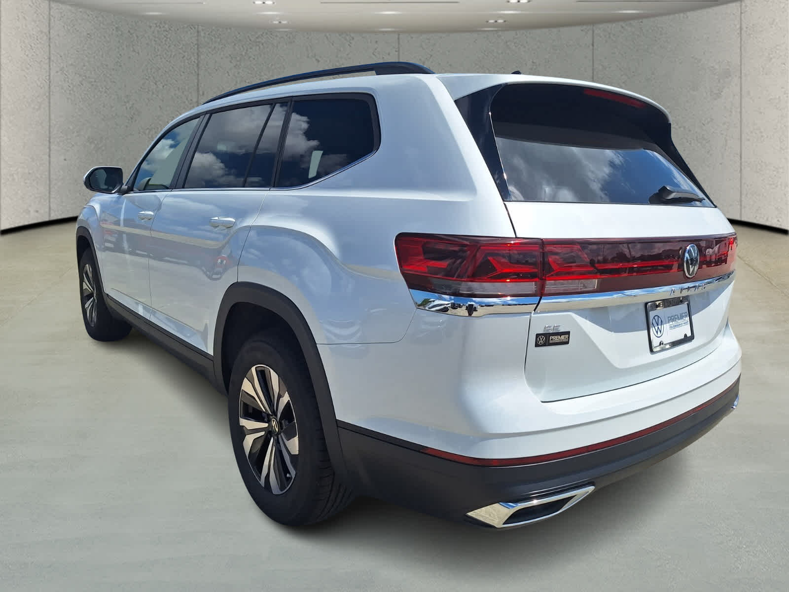 2026 Volkswagen Atlas SE photo 2