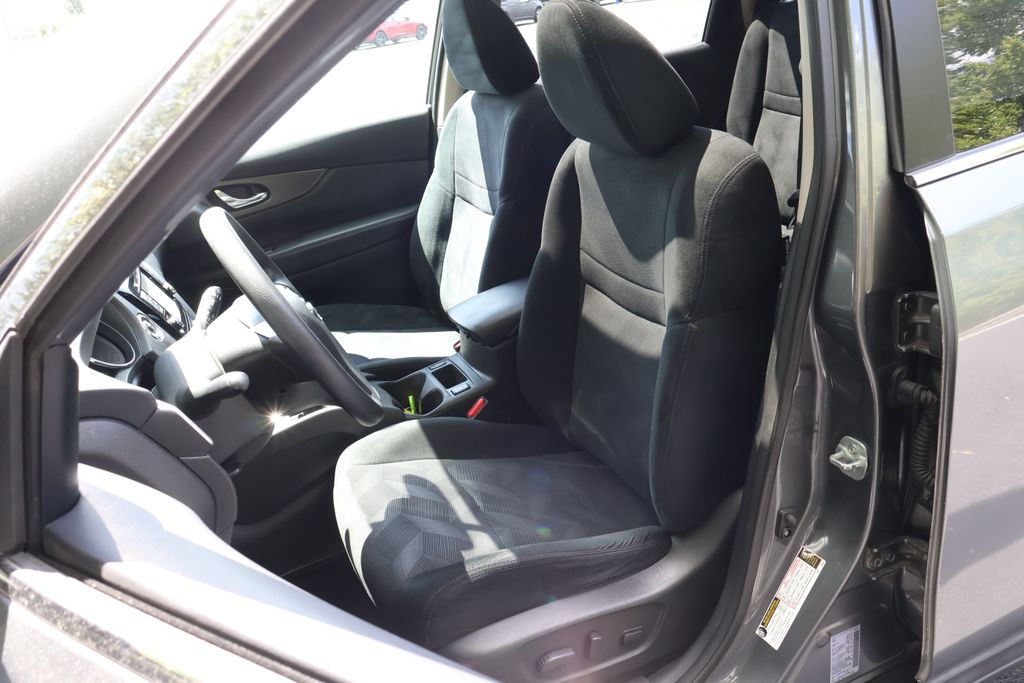 2016 Nissan Rogue SV photo 24