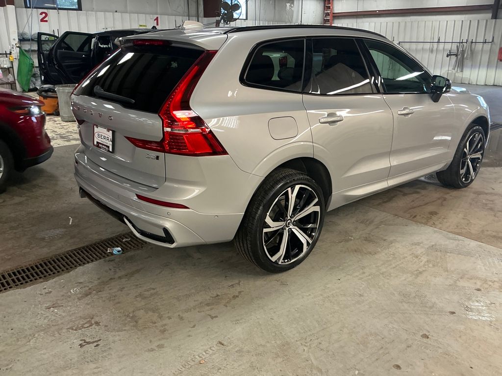 2023 Volvo XC60 B5 Ultimate photo 3