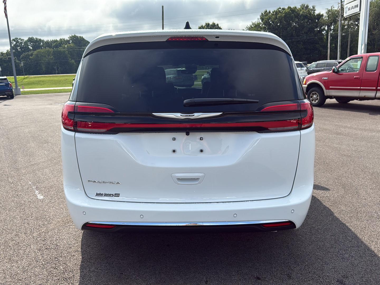 2026 Chrysler Pacifica photo 15