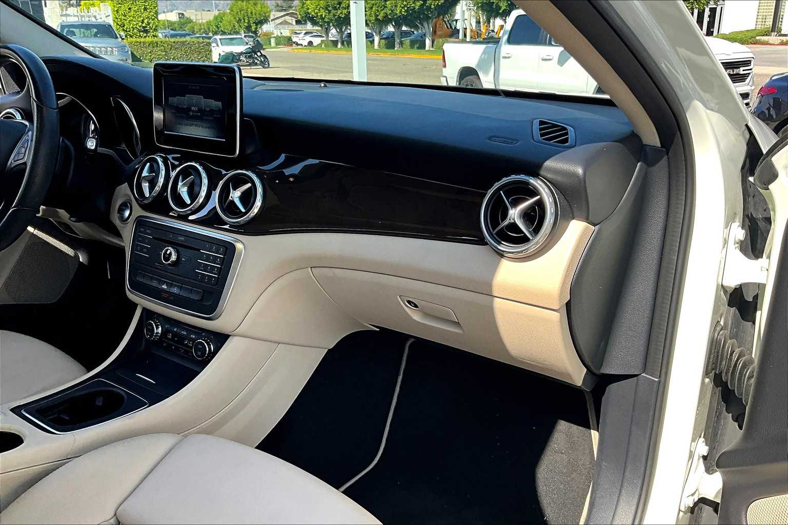 2017 Mercedes Benz GLA 250 photo 17