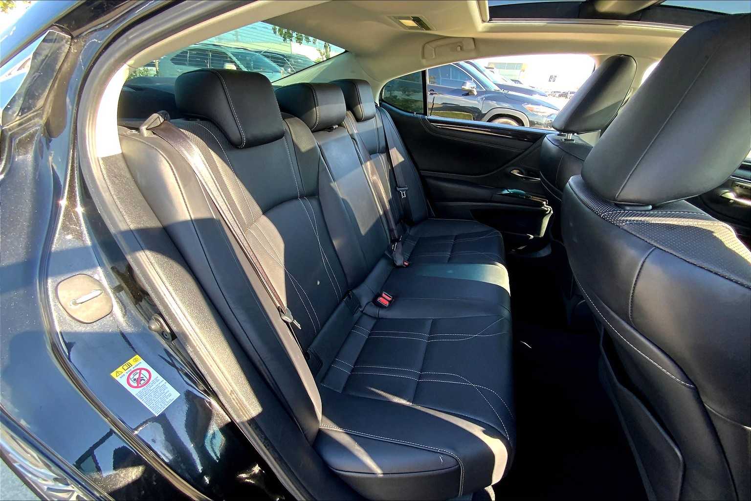 2019 Lexus ES Luxury photo 19