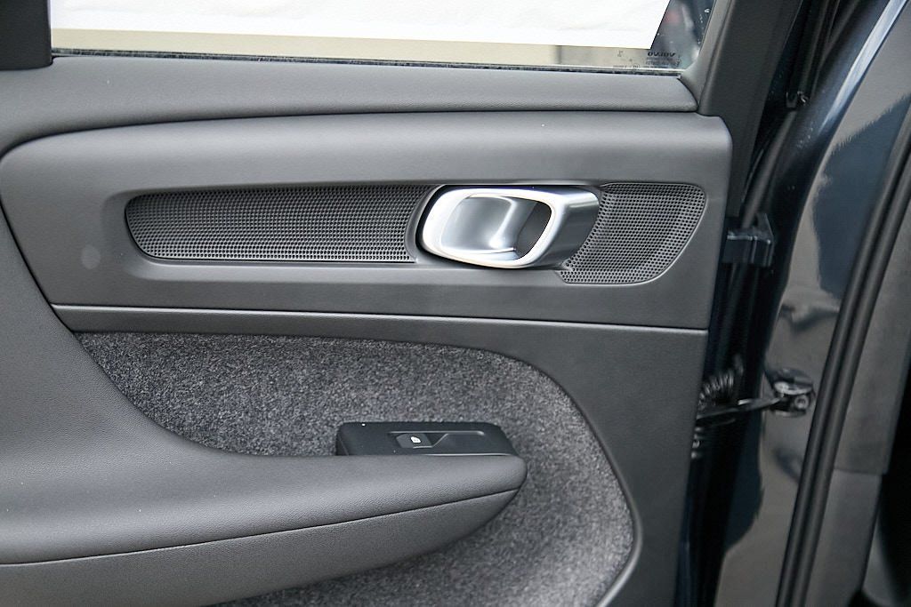 2026 VOLVO XC40 - Image 19