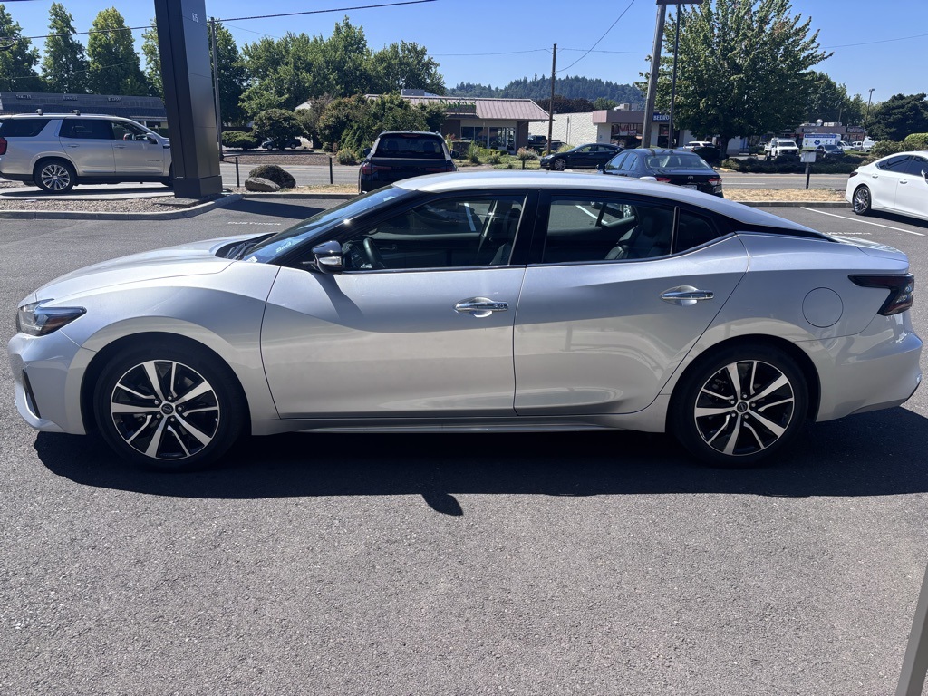 2023 Nissan Maxima SV photo 2
