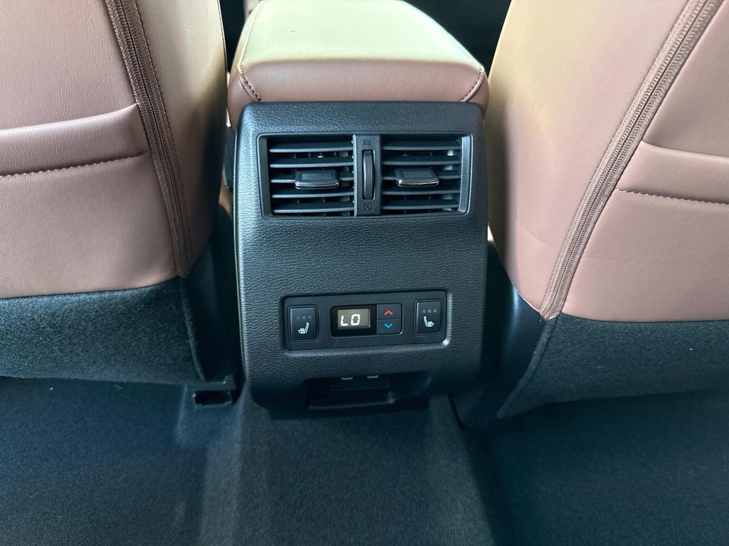 2025 Mitsubishi Outlander SEL photo 16