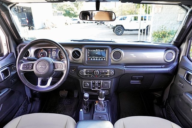 Used 2018 Silver Jeep Unlimited Sahara image 21