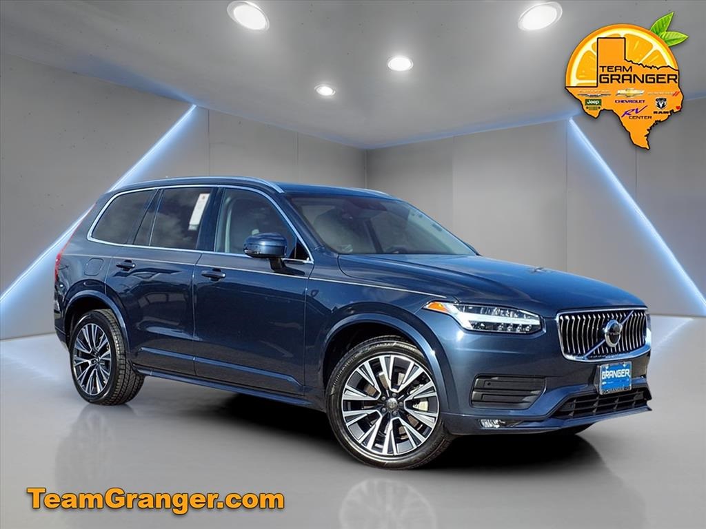 2022 Volvo XC90 Momentum's photo