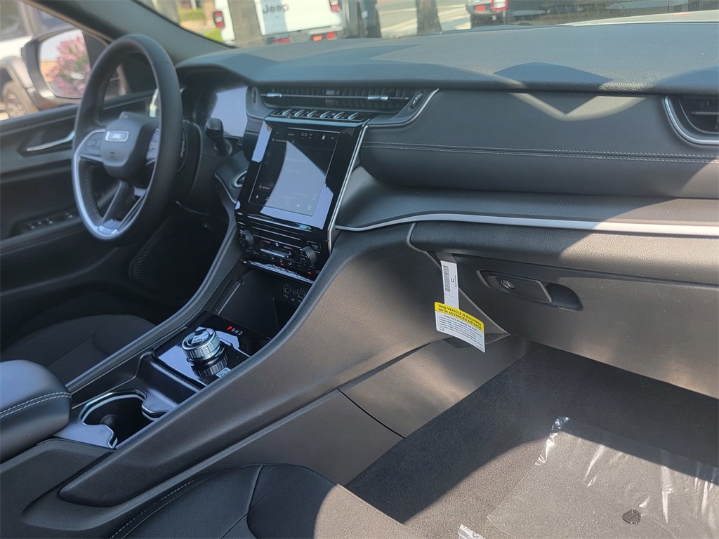 2025 Jeep Grand Cherokee Laredo Altitude photo 13