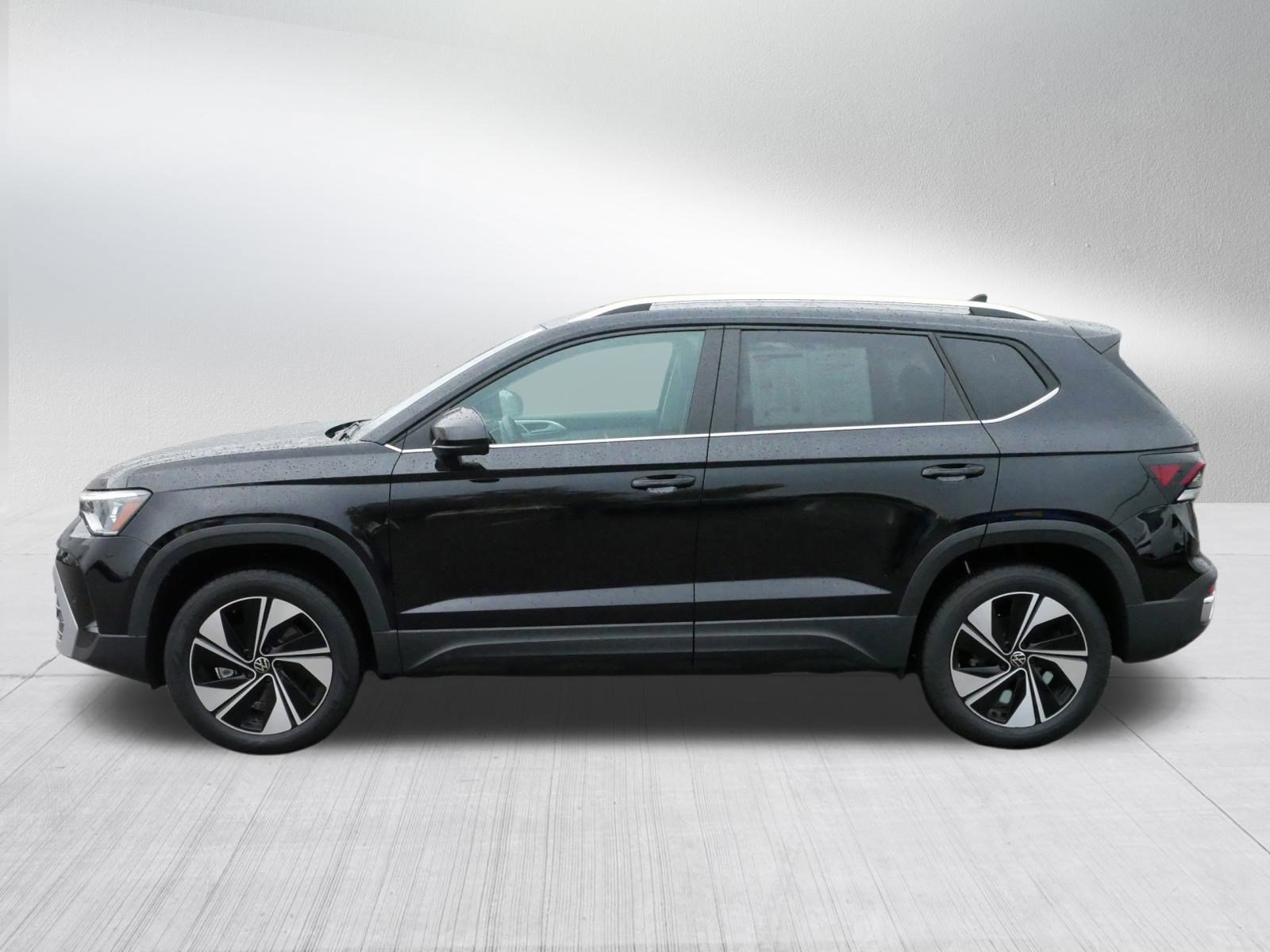 2025 Volkswagen Taos SE photo 3