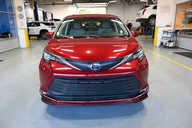 2021 Toyota Sienna XLE photo 2