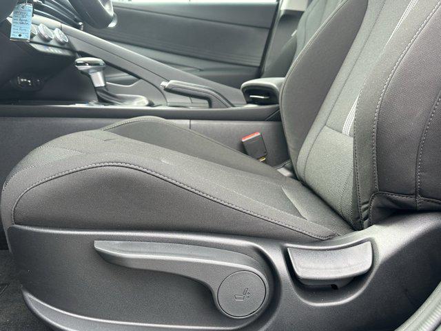 2025 Hyundai Elantra SE photo 9