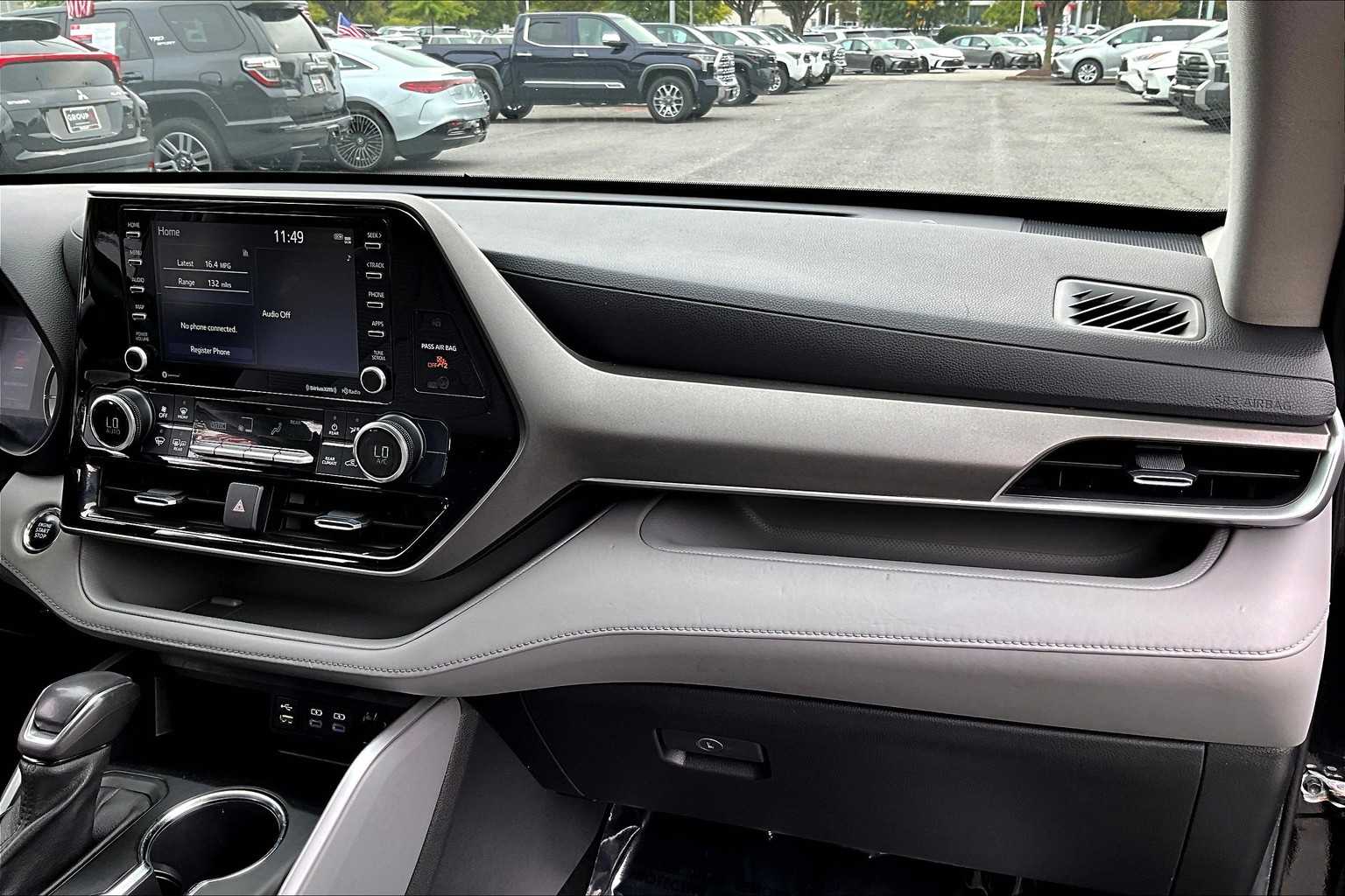 2022 Toyota Highlander LE photo 16