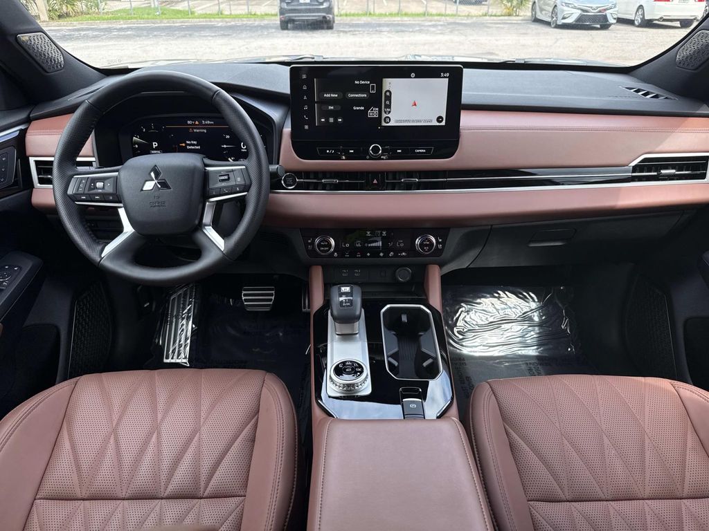 2025 Mitsubishi Outlander SEL photo 16