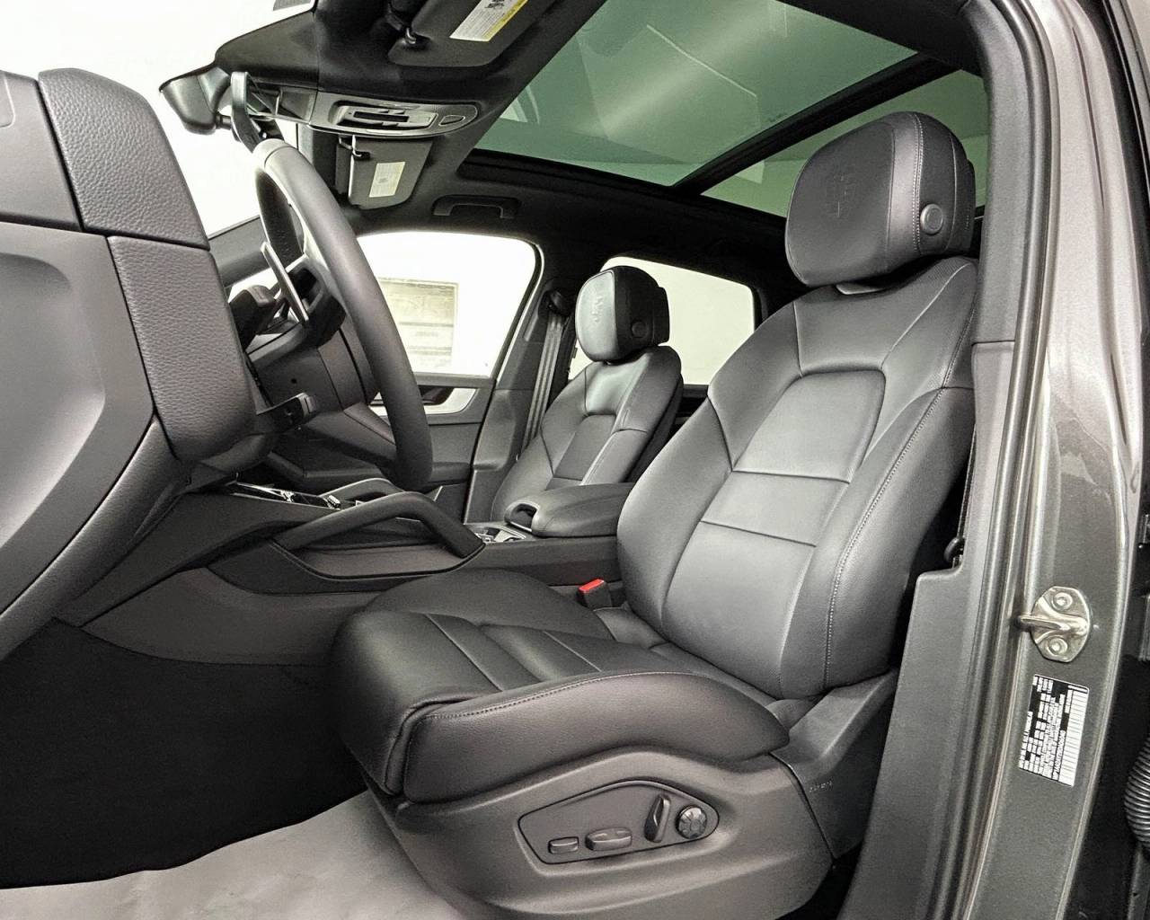 2025 Porsche Cayenne photo 5