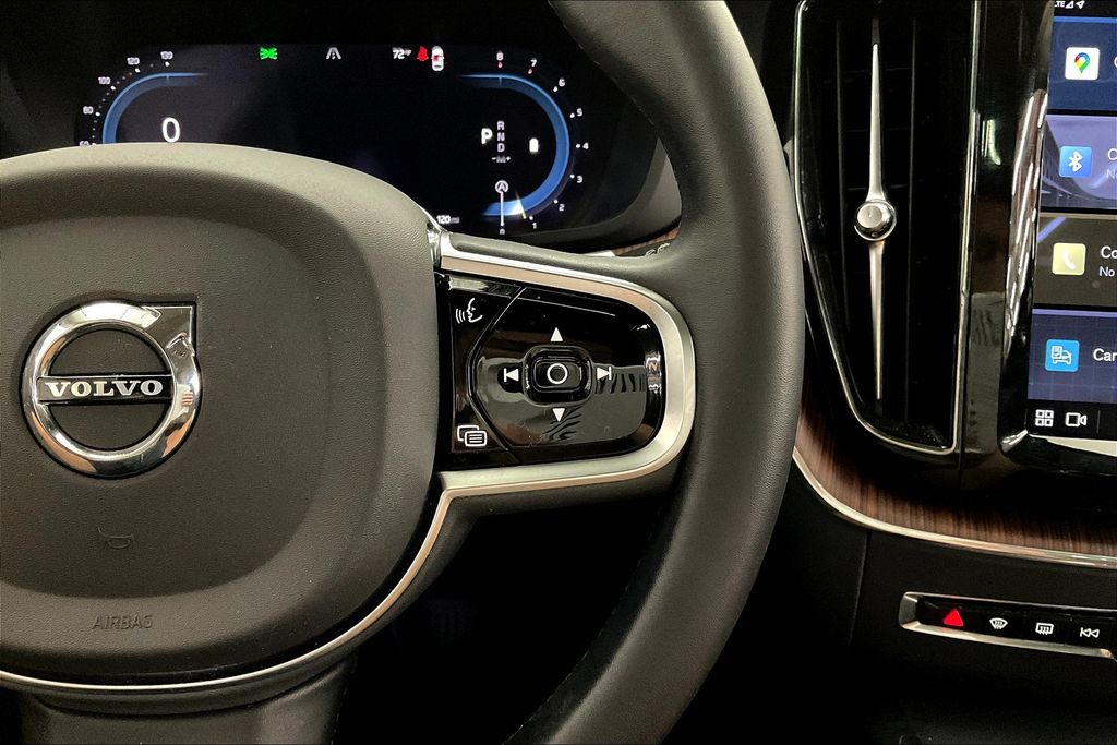 2023 Volvo XC60 B5 Plus photo 17