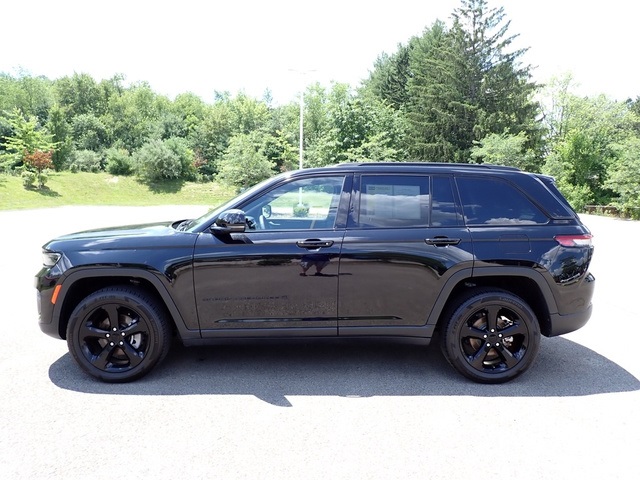2023 Jeep Grand Cherokee Altitude photo 2