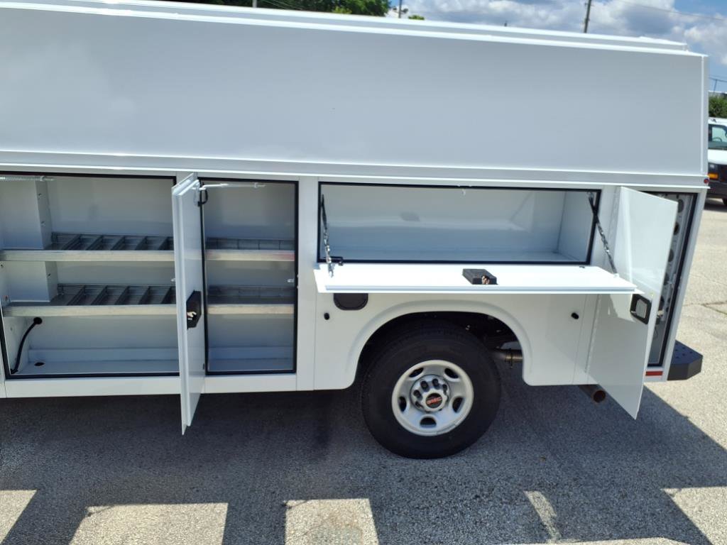 2025 Gmc Savana 3500 Cutaway photo 2
