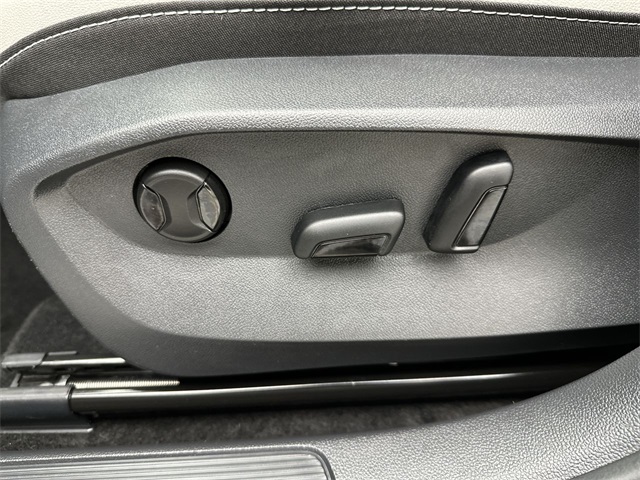 2025 Volkswagen Taos SE photo 3