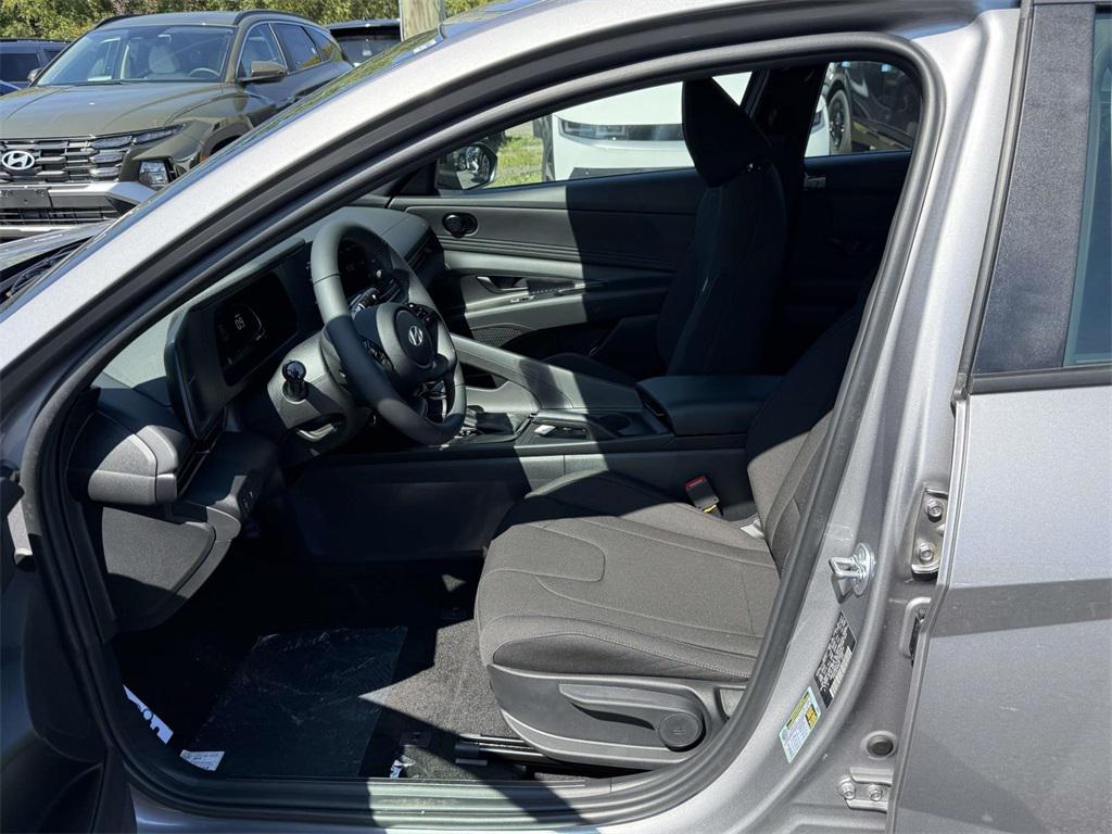 2025 Hyundai Elantra SEL Sport photo 13