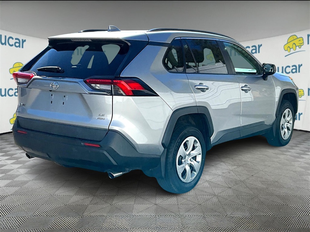 2020 Toyota RAV4 LE photo 3