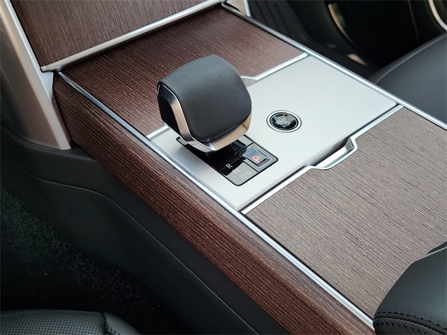 2025 Land Rover Range Rover SE photo 13
