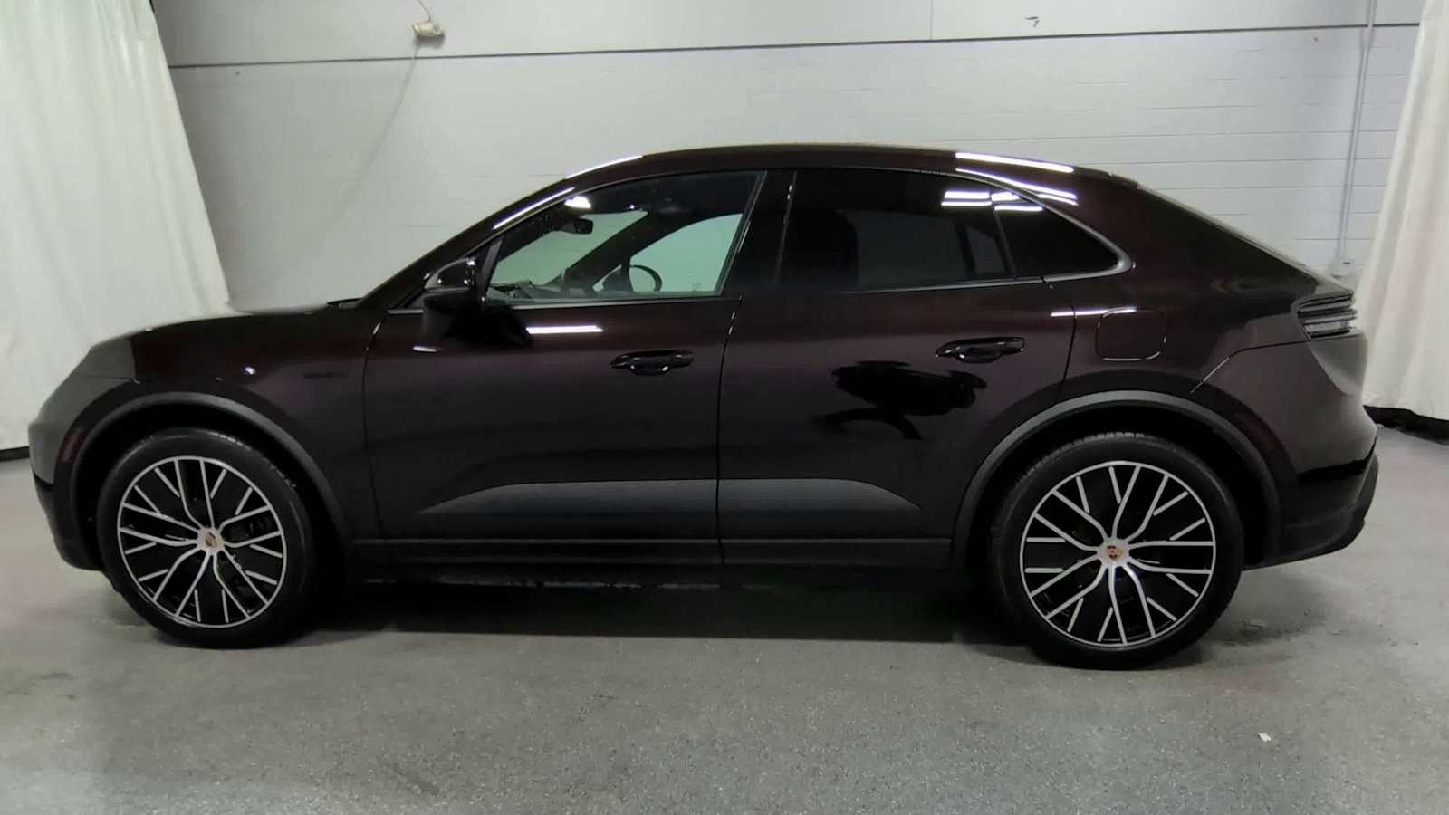 2025 Porsche Macan Electric 4 photo 4