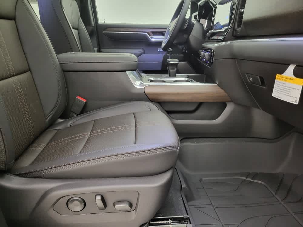 2025 Chevrolet Silverado High Country photo 19