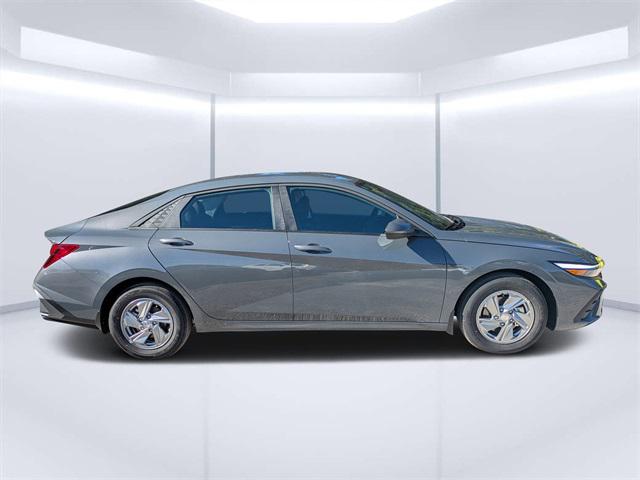 2026 Hyundai Elantra SE photo 2