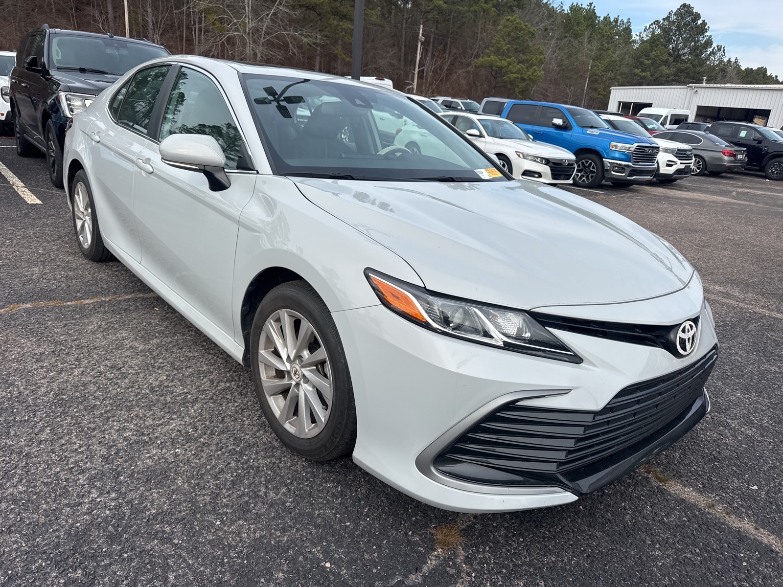 2022 Toyota Camry LE's photo