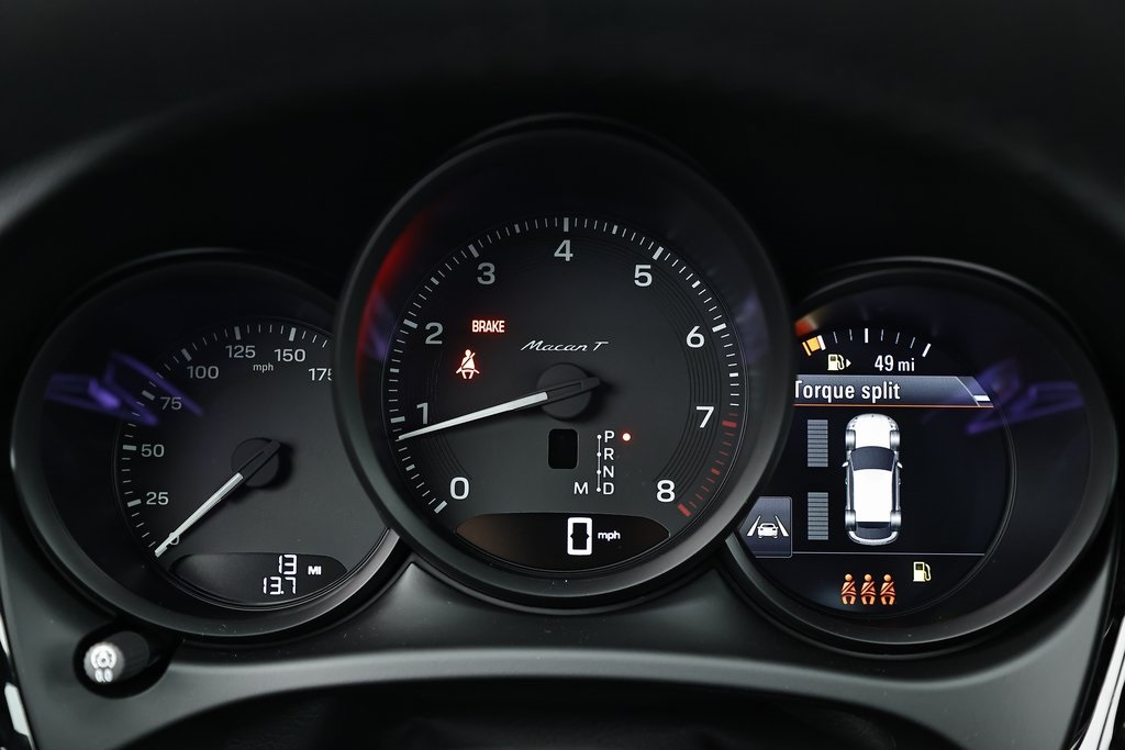 2025 Porsche Macan T photo 32